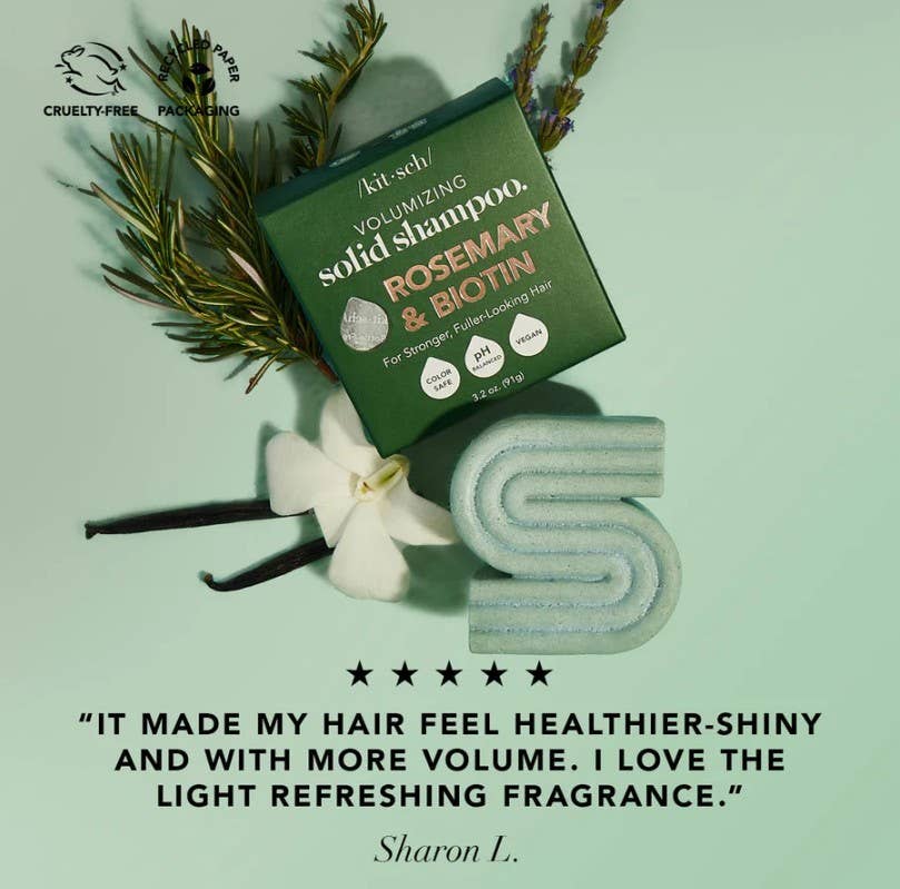 Kitsch Volumising shampoo bar with rosemary and biotin on a light green background with отзыв quote.
